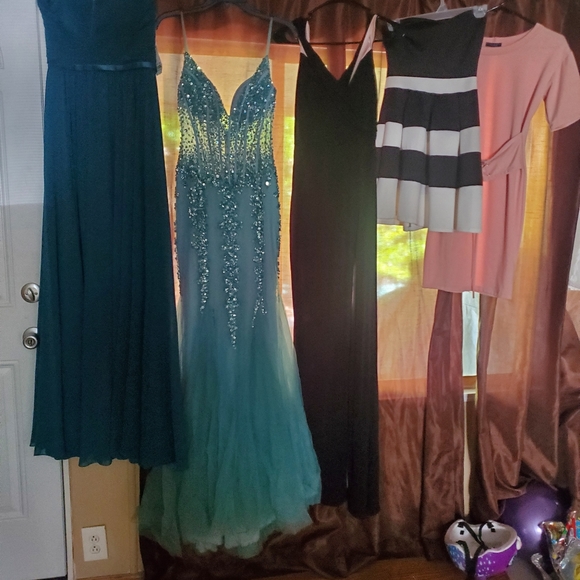 Dresses & high hills - Picture 1 of 5